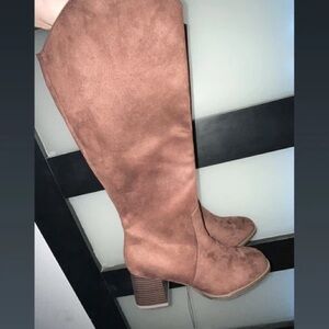 Chic Tan Heeled Boots